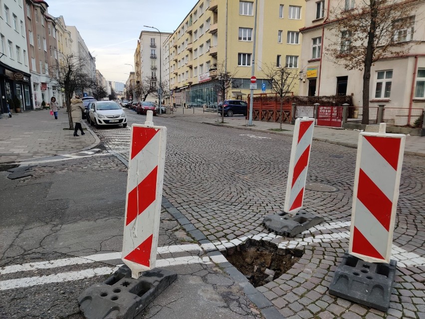 Zapadł się kawałek drogi na skrzyżowaniu Starowiejskiej i Abrahama w Gdyni ZDJĘCIA