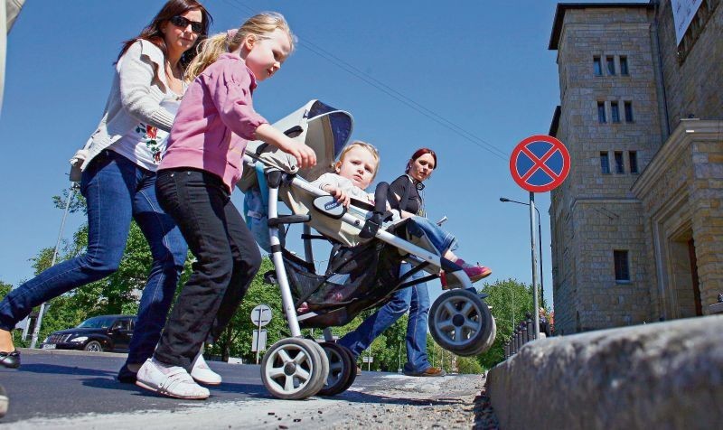 Wymarzone dla spacerów z wózkiem szerokie chodniki ul. Św....