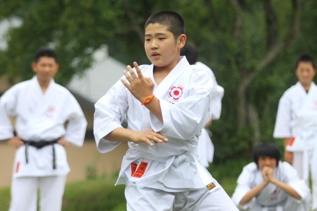 Treningi karate mają ugruntować w dzieciach pewność siebie