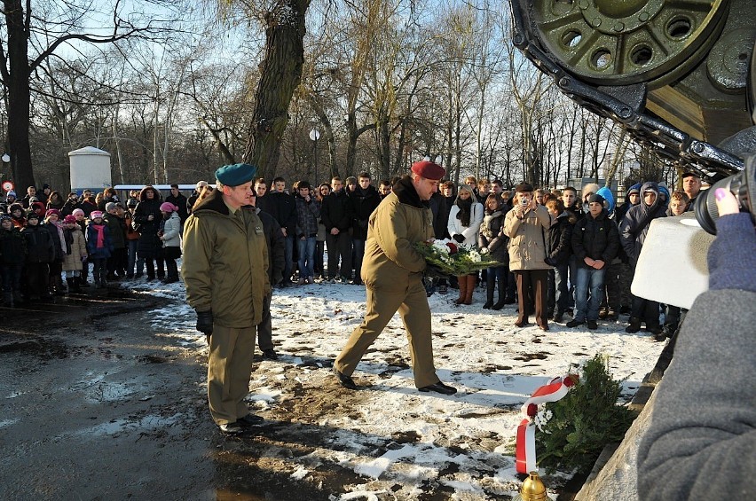 Wieńce pod pomnikiem sowieckich wyzwolicieli