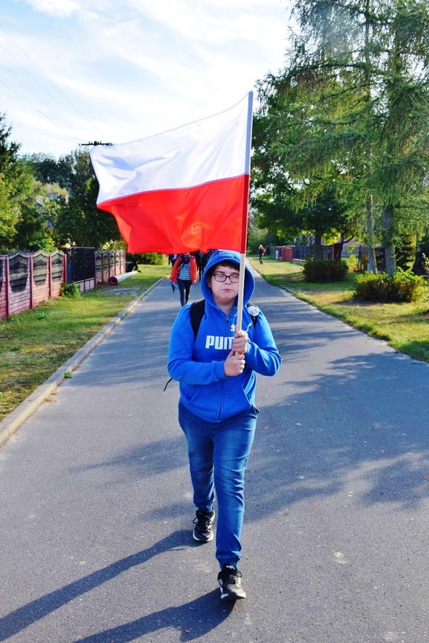 Rajd Szlakiem Walk nad Wartą 2018. 12-kilometrową trasę poprowadzoną po terenie pow. zduńskowolskiego ruszyło blisko 400 osób  (zdjęcia)