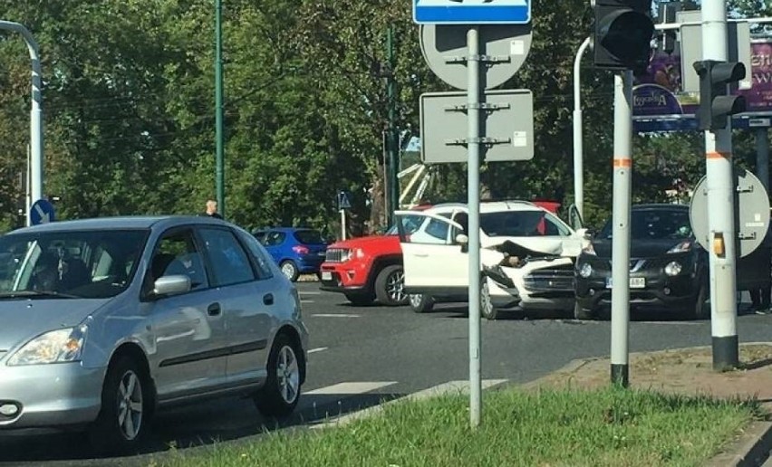 Wypadek w Katowicach na skrzyżowaniu Chorzowskiej z Bracką....