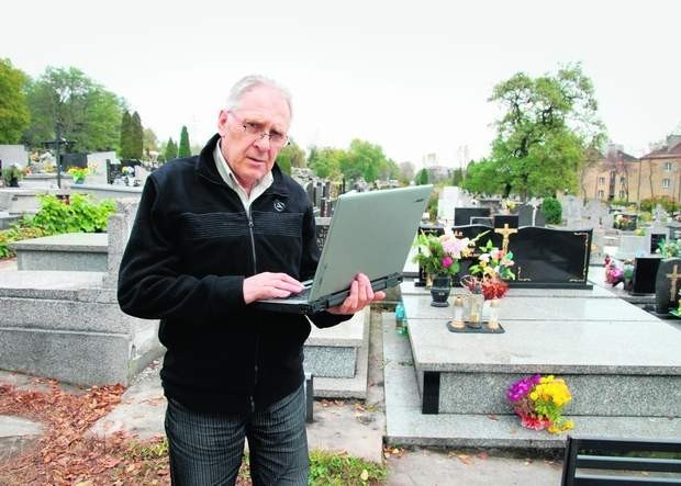 Edward Patalon, kierownik cmentarza przy ul. Andersa,  w kilka minut zlokalizuje grób