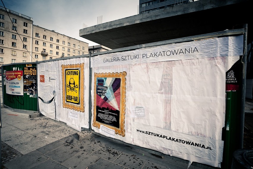 Sztuka Plakatowania na płotach w centrum Warszawy