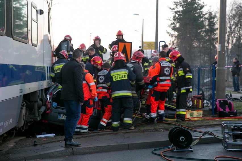 Wypadek w Krakowie. Samochód wjechał pod pociąg w pobliżu...