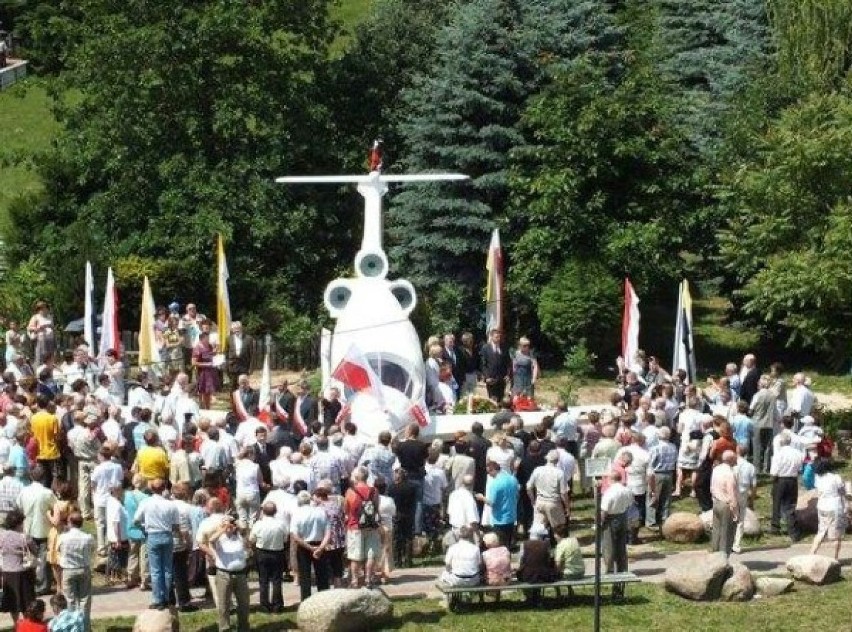 Pomnik prezydenckiego samolotu Tu-154 został poświęcony w...