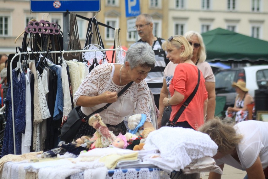 Ostatnia niedziela lipca w Lublinie pełna atrakcji. Lubelska Giełda Staroci przyciągnęła tłumy. Co działo się na placu Zamkowym? Zobacz