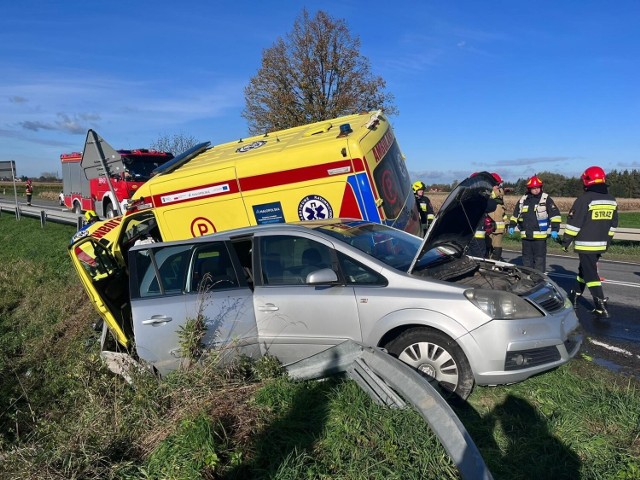 Karetka ratownicza z Dąbrowy Tarnowskiej zderzyła się z samochodem osobowym przy moście na Dunajcu w Biskupicach Radłowskich