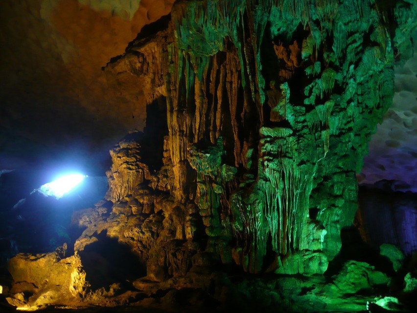 Jaskinia Hang Sung Sot (inaczej Jaskinia Niespodzianek) w...