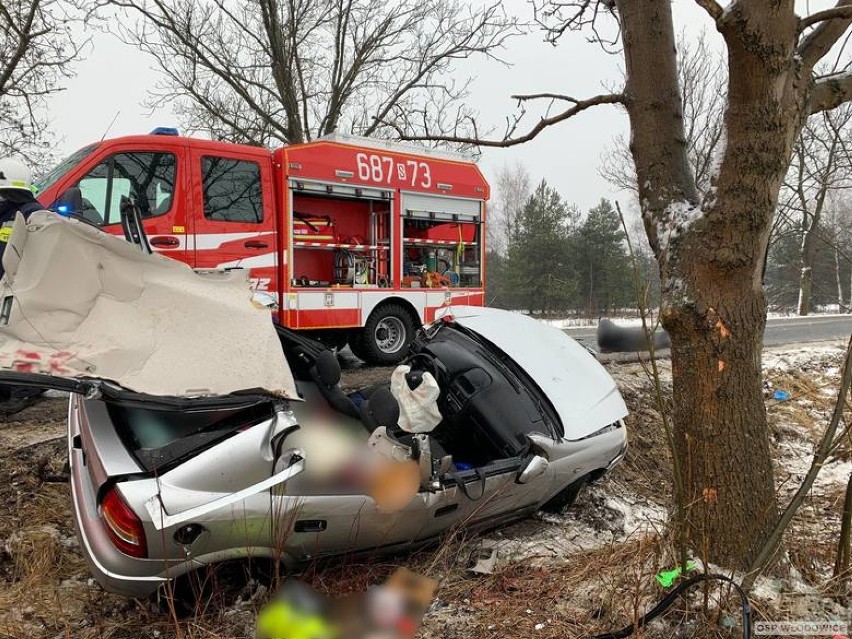 Tragiczny wypadek we Włodowicach koło Zawiercia. Auto wypadło z drogi i uderzyło w drzewo. Zginęły dwie osoby