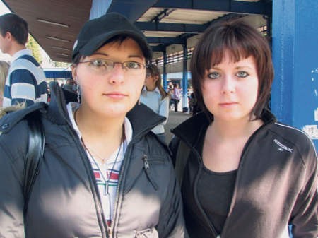 Ewa Gąsiorek (w czapeczce) i Rachela Leńska z Mesznej uczą się w bielskich szkołach, spędzają tu też weekendy. Nie wyobrażają sobie, żeby kursy sobotnio-niedzielne mogły zostać zlikwidowane. Fot. Garbiela Lorek