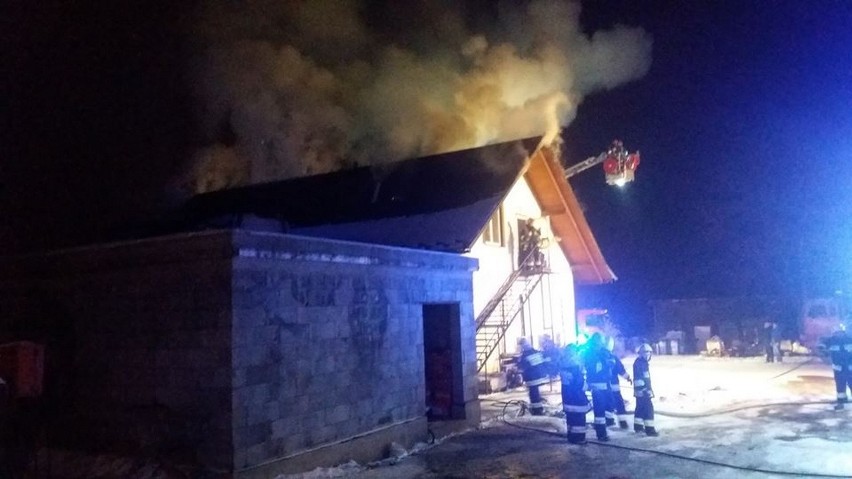 Straż pożarna walczyła z ogniem praktycznie przez całą noc
