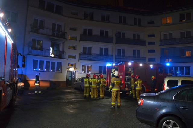 Pożar w rynku w Nysie. Płonęło mieszkanie przy bazylice. Strażacy ewakuowali mieszkańców.
