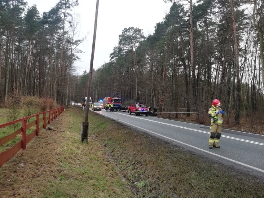 Czołowo-boczne zderzenie dwóch samochodów na DK 25 w...