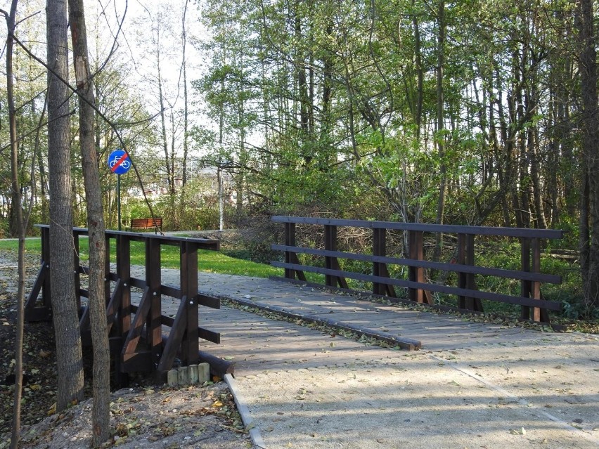 Białystok. Bulwary Jana Teologa odmienione. Kładki drewniane już są, buduje się amfiteatr [ZDJĘCIA]