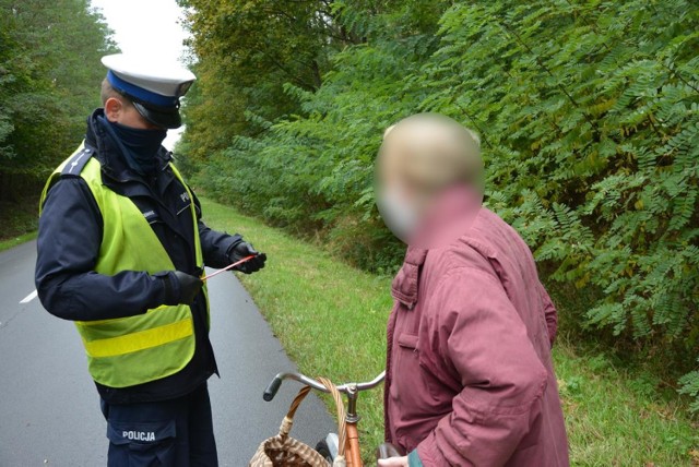 Policjanci z Krosna Odrzańskiego i Gubina przypominają o zachowaniu ostrożności na drogach w jesienno-zimowej aurze.