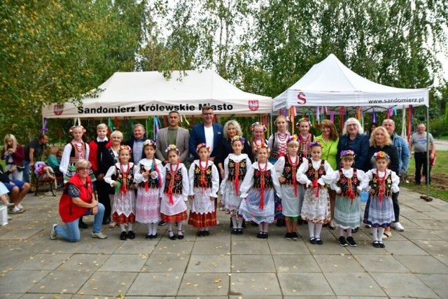 Biesiada integracyjna w Nadbrzeziu to już kolejne wydarzenie  zorganizowane w ramach inicjatywy lokalnej pt.”Zachować tradycje i obyczaje”.