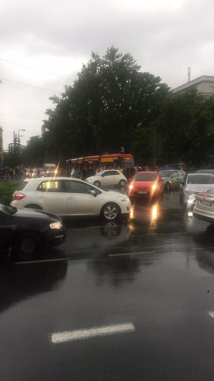 Wypadek na al. Niepodległości. Zderzenie dwóch aut, zablokowane dwa pasy w stronę centrum