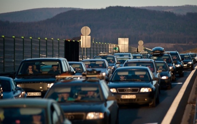 Natężenie ruchu na krajowej „siódemce” jest duże i cały czas rośnie. GDDKiA przygotowała sześć wariantów dla przebiegu nowej drogi ekspresowej S7 z Krakowa do Myślenic. Propozycje budzą ogromny sprzeciw samorządowców i części mieszkańców, tak samo jak „warianty społeczne” opracowane przez Kraków