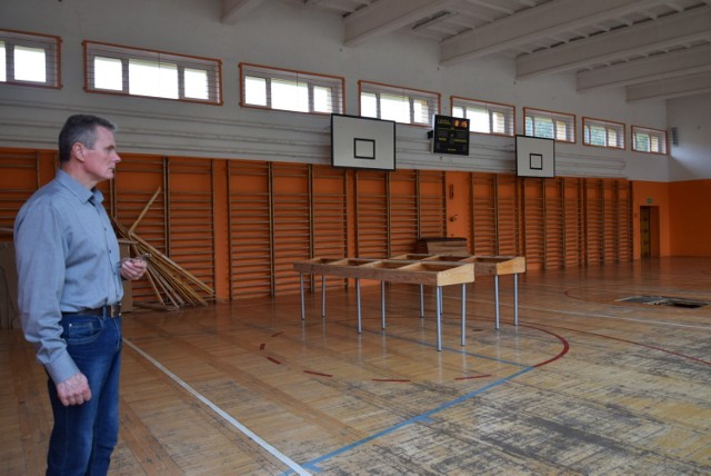 Tak wygląda sala gimnastyczna (pokazuje ją nam dyr. Tomasz Cyganek) i boisko Liceum Ogólnokształcącego w Sępólnie Krajeńskim