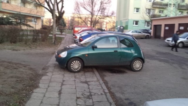 Zobaczcie zdjęcia niecodziennie zaparkowanych aut, których właściciele niewiele robią sobie z obowiązujących powszechnie zasad. Oni kompletnie nie liczą się z innymi użytkownikami dróg i chodników. Więcej w naszej galerii!

Zobacz także: Ferrari, lamborghini, maserati... Po Toruniu jeździ coraz więcej luksusowych aut. Wiemy ile!