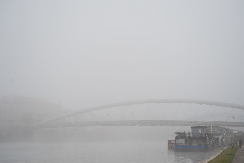 Gęsta mgła nad Krakowem, dla jednych magiczna aura, dla innych utrudnienia [GALERIA]