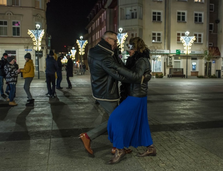 Karnawałowy taniec na placu Wolności w Szczecinku [zdjęcia]