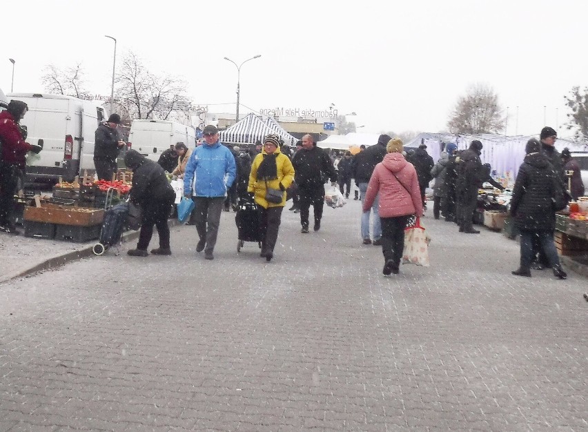 Mroźny poranek nie zakłócił handlu na radomskim targowisku...