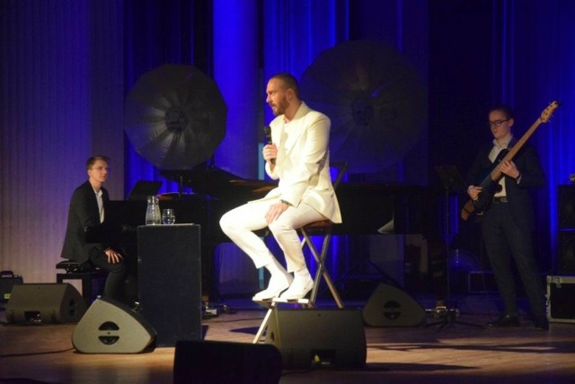 Sławek Uniatowski zaśpiewał w Radomiu. W sali koncertowej wykonał piosenki z programu Love Story.