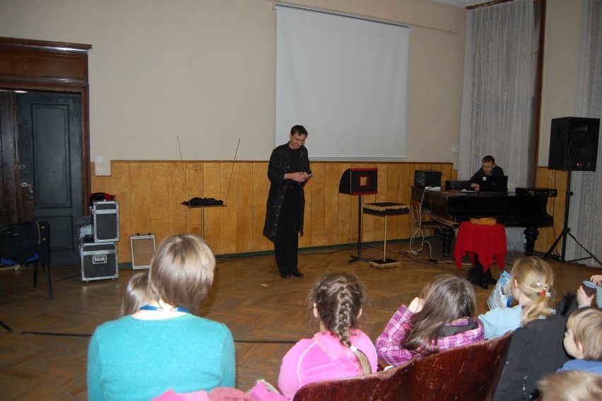 Iluzjonista wystąpił w Żuławskim Ośrodku Kultury. W sztuczkach pomagały mu dzieci z widowni