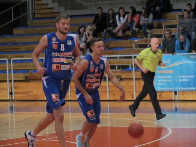 Koszykarze Stali przegrali z drużyną MKS Dąbrowa Górnicza dwa mecze w tym sezonie: na wyjeździe 86:92, a u siebie 74:78