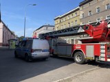 Pożar na Sobięcinie w Wałbrzychu. Przy ul. 1 Maja policja i straż pożarna ZDJĘCIA