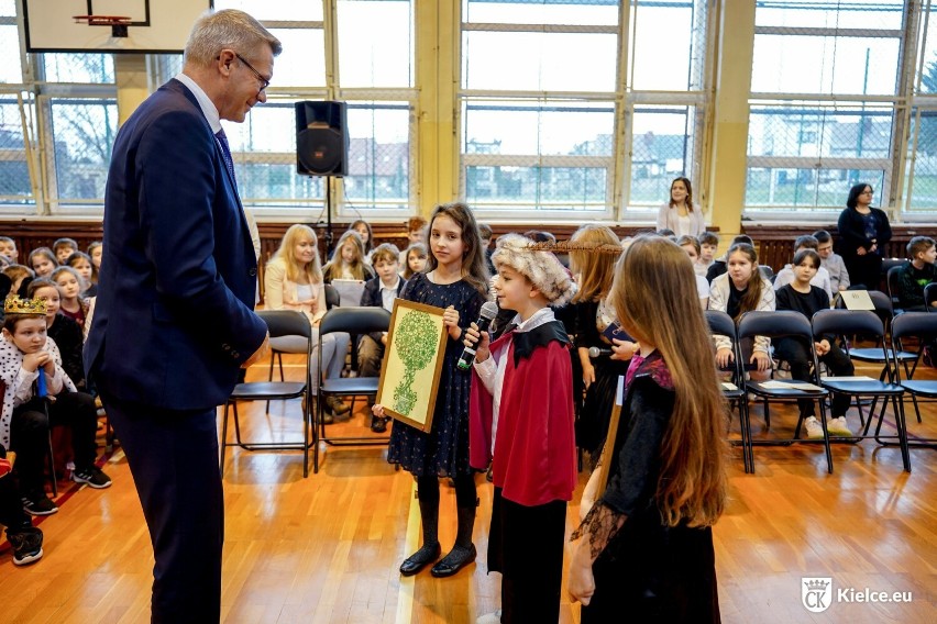 Przedszkolaki i uczniowie w Kielcach uczą się jak zarządzać miastem. W zajęciach wziął udział prezydent Bogdan Wenta