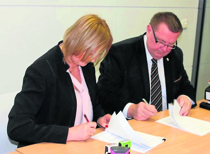 Burmistrz Krzysztof Czarnecki złożył podpis pod umową