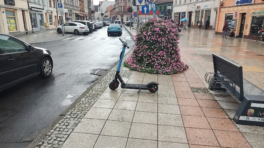 Hulajnogi elektryczne w Żarach. Czy nowy pomysł na ekologiczne poruszanie się po mieście się sprawdzi?