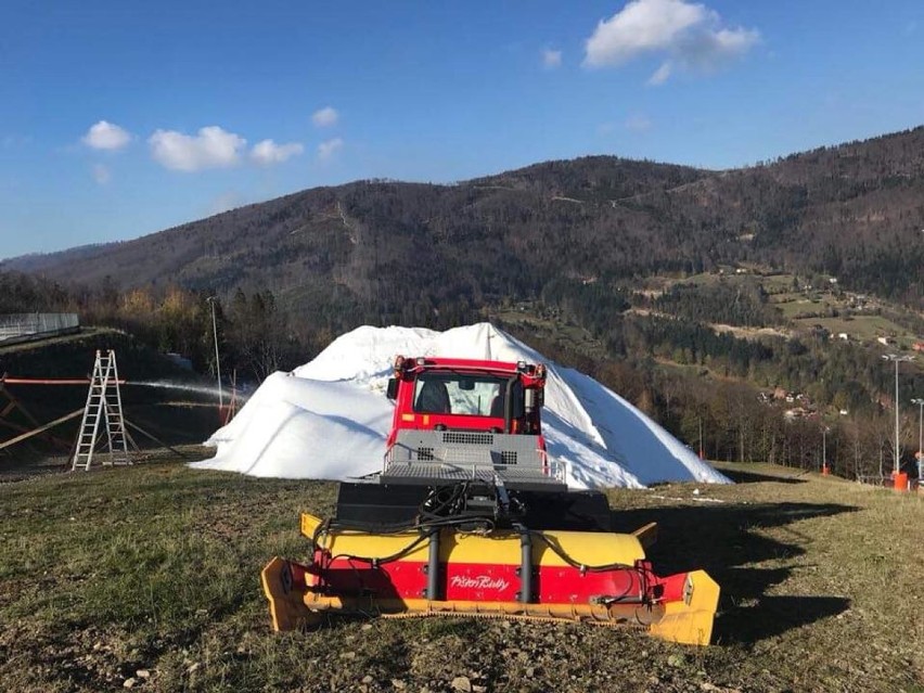 W Szczyrku z dnia na dzień przybywa...śniegu. To nie żart [ZDJĘCIA]