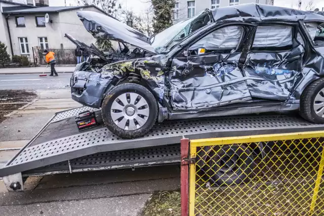 Na ul. Skłodowskiej-Curie doszło wczoraj (15.03) do kolizji osobówki z tramwajem. Jedna osoba trafiła do szpitala. Po godzinie 18 ruch tramwajów został przywrócony.

Polecamy: W tym roku torunianie nie zjedzą "Śniadania na trawie". Dlaczego?

Do zdarzenia doszło ok. godz. 15.40 na jednym z wyjazdów z posesji na wysokości Wojewódzkiego Ośrodka Lecznictwa Psychiatrycznego przy ul. Skłodowskiej-Curie.

Jak informuje policja, kierująca osobowym audi jechała od ul. Wschodniej w kierunku pl. Skarbka. Skręciła w jeden z bocznych wjazdów, nie upewniając się o możliwości bezpiecznego wykonania manewru. W wyniku zdarzenia ucierpiała kierująca, która została odwieziona do szpitala. 

Zobacz także: Przebudowa placu biskupa Chrapka w Toruniu nabiera tempa. Ulica Przy Kaszowniku od strony stawu zostanie zamknięta
-&nbsp;Zarówno motorniczy, jak i pozostali pasażerowie nie odnieśli obrażeń - informuje podinsp. Wioletta Dąbrowska z zespołu prasowego policji w Toruniu. 

Uderzenie doprowadziło do wykolejenia tramwaju. 

Na odcinku od Wschodniej do Odrodzenia kursuje autobusowa komunikacja zastępcza. Tramwaje 2, 3, 4 kursują przez aleję Solidarności. Po godzinie 18 ruch tramwajów został przywrócony. 

Polecamy: Weekend w Toruniu. Dzień Kobiet i Ladies Nights w Bajka Disco Club w Toruniu [ZDJĘCIA]

Wypadek na ul. Skłodowskiej-Curie. Zderzenie osobówki z tramwajem [NOWE ZDJĘCIA]