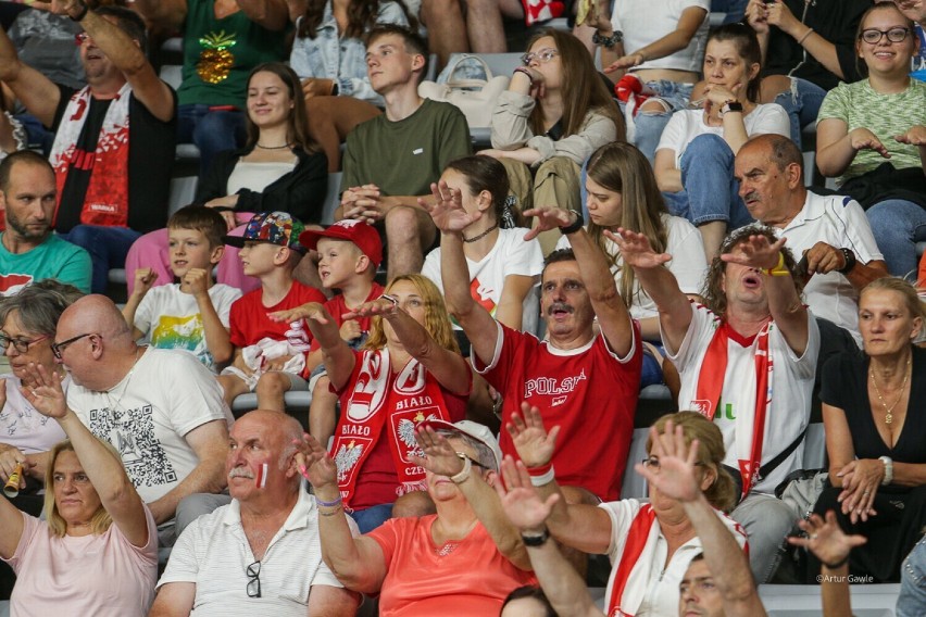 Tarnów. Strefa kibica obok Areny Jaskółka Tarnów na Mistrzostwa Europy U22 w piłce siatkowej. W czwartek ludzie nie mieścili się już w hali