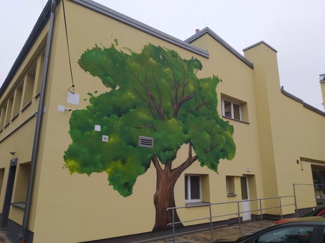 Wielki mural drzewa pojawił się niedawno na jednej ze ścian budynku Zespołu Szkół Ogólnokształcących w Zatorze