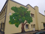 Zator. Drzewo na ścianie Zespołu Szkół Ogólnokształcących. Ładnie wygląda i do tego jeszcze oczyszcza powietrze