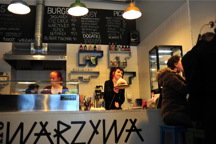 Wegańskie burgery, Warszawa. Jeszcze więcej pysznego jedzenia! Krowarzywa otwiera drugi lokal