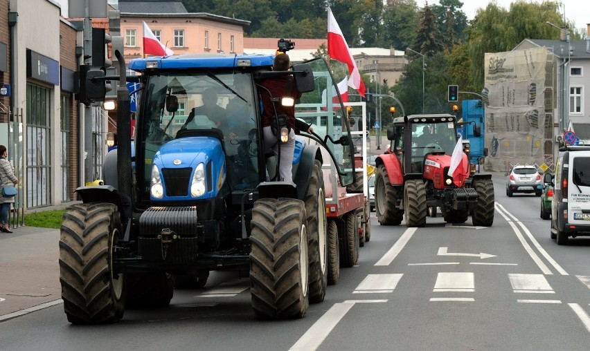 W Chojnicach przy ul. Sukienników jeden z rolników wysypał w...