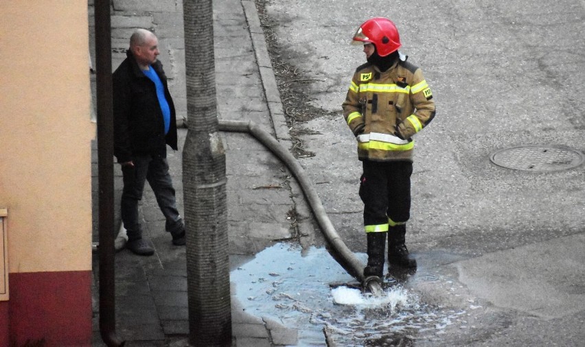 Strażacy wypompowywali tu wodę kilka razy - Sławno ul....