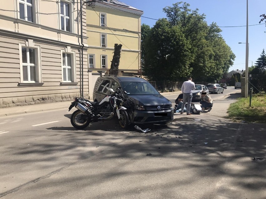 Kierowca motocykla zderzył się z samochodem