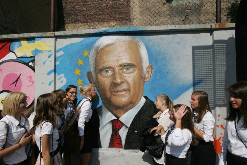 Jerzy Buzek w Chorzowie na rozpoczęciu roku szkolnego w I L.O. im. Słowackiego [ZDJĘCIA]