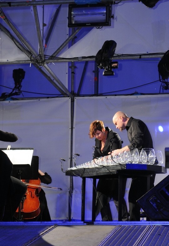 Zespół Glass Duo podczas koncertu na szklanej harfie (fot....
