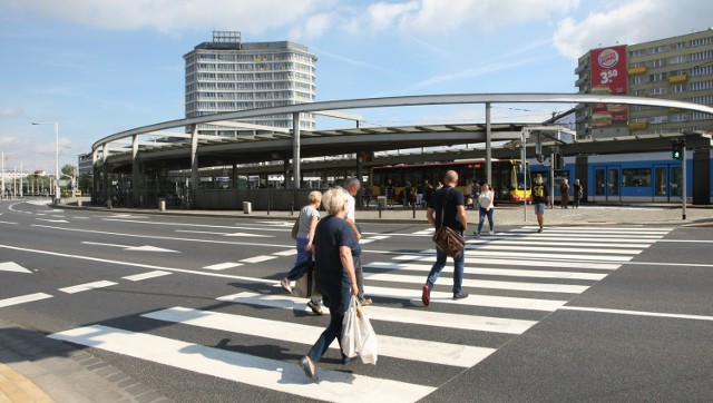 Wchodzenie na jezdnię bezpośrednio przed jadący pojazd:
na przejściach dla pieszych: 50 zł
w miejscach innych niż przejścia dla pieszych: 100 zł


Brawurowa jazda mogła się zakończyć tragicznie. Piraci drogowi słono zapłacą.

