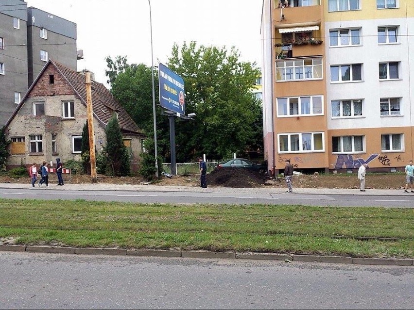 Wypadek na Powstańców Wielkopolskich. Kierowca potrącił pieszego i wjechał w budynek