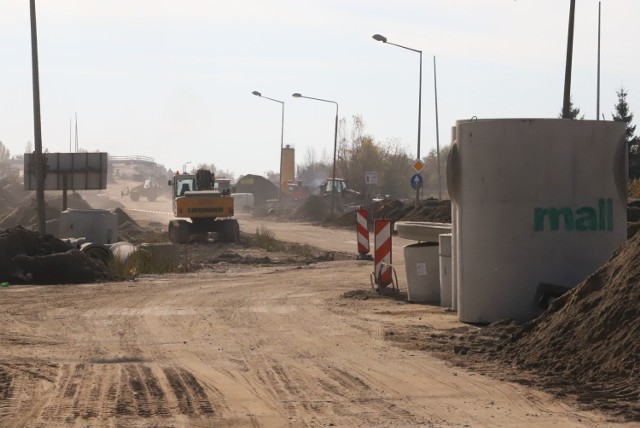 Na alei Wojska Polskiego trwa budowa nowych jezdni, wykonywane są też prace wodociągowe i kanalizacyjne.