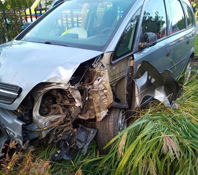 Wypadek w Świerkocinie pod Grudziądzem. Samochód ściął barierki i ogrodzenie